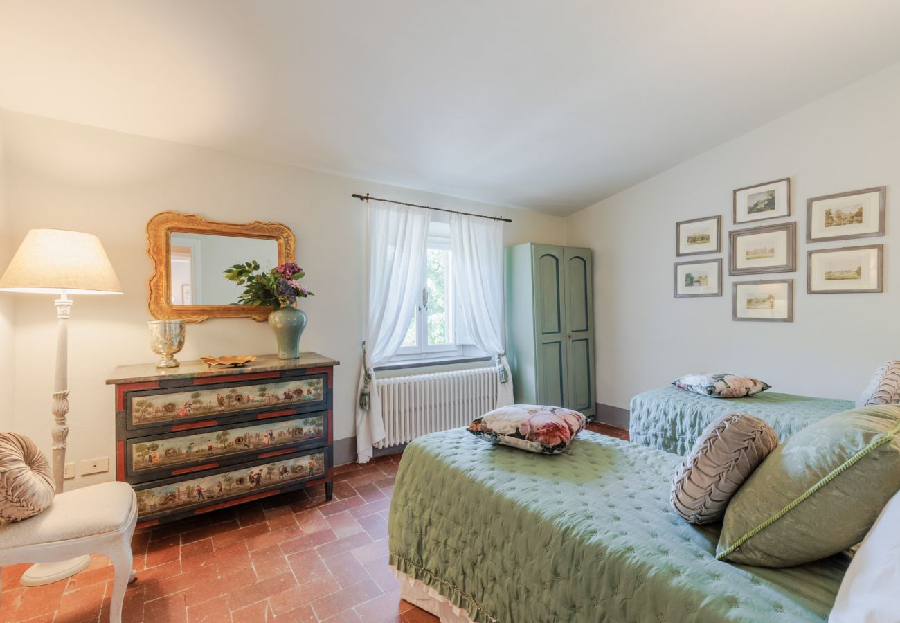 Villa a Capannori - Villa Noa, Romantic 8 bedroom Luxury Farmhouse with Private Pool on the Lucca Hills Villa a Capannori - Villa Noa, Romantic 8 bedroom Luxury Farmhouse with Private Pool on the Lucca Hills