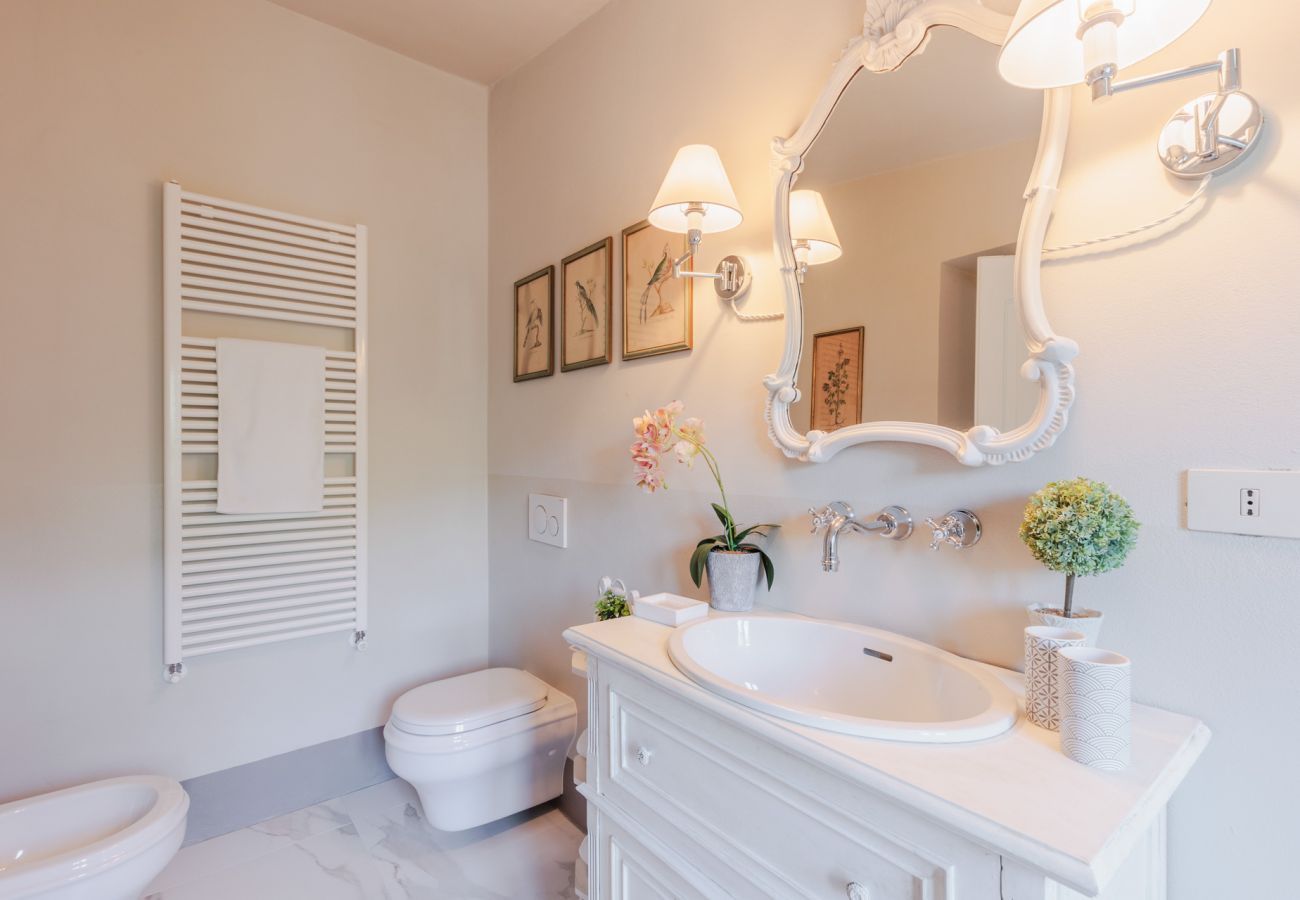 Villa a Capannori - Villa Noa, Romantic 8 bedroom Luxury Farmhouse with Private Pool on the Lucca Hills Villa a Capannori - Villa Noa, Romantic 8 bedroom Luxury Farmhouse with Private Pool on the Lucca Hills