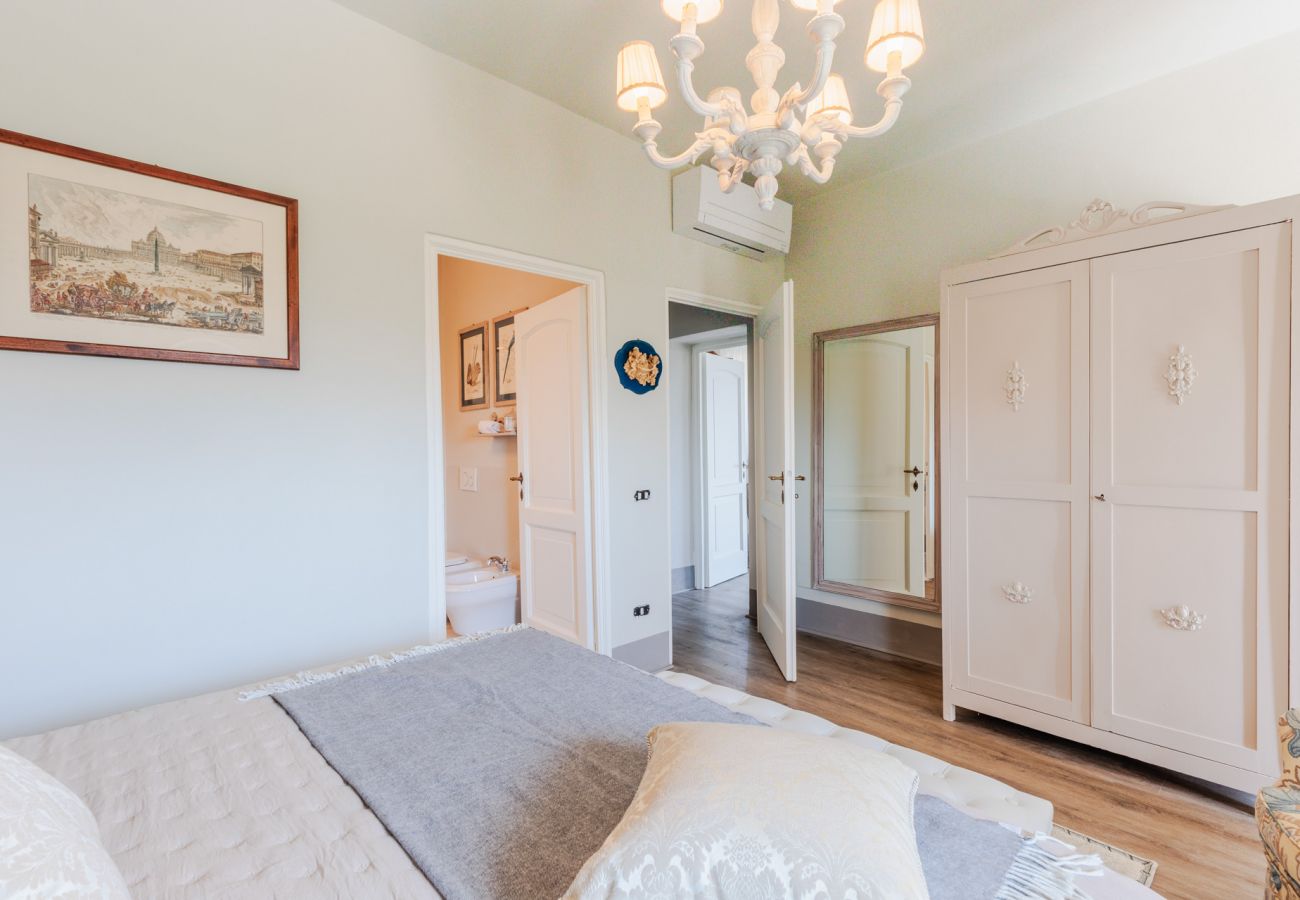 Villa a Capannori - Villa Noa, Romantic 8 bedroom Luxury Farmhouse with Private Pool on the Lucca Hills Villa a Capannori - Villa Noa, Romantic 8 bedroom Luxury Farmhouse with Private Pool on the Lucca Hills