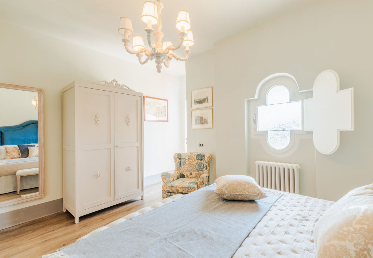 Villa a Capannori - Villa Noa, Romantic 8 bedroom Luxury Farmhouse with Private Pool on the Lucca Hills Villa a Capannori - Villa Noa, Romantic 8 bedroom Luxury Farmhouse with Private Pool on the Lucca Hills