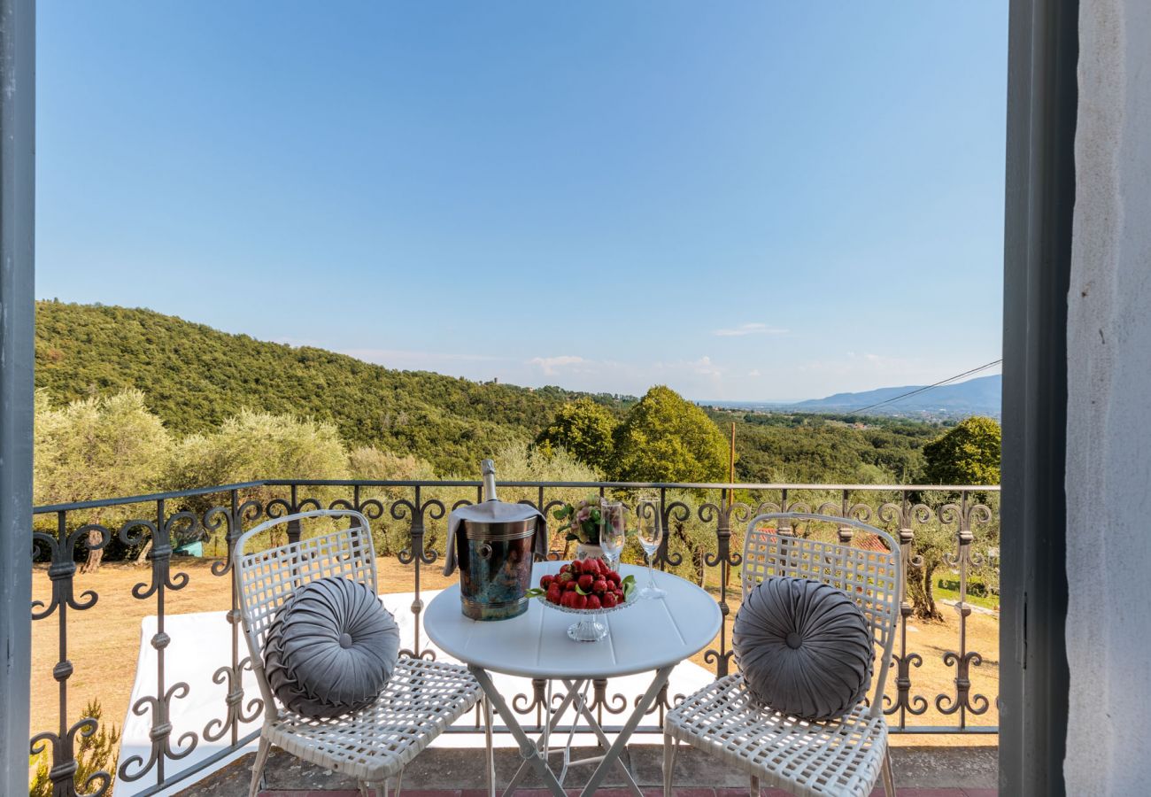 Villa a Capannori - Villa Noa, Romantic 8 bedroom Luxury Farmhouse with Private Pool on the Lucca Hills Villa a Capannori - Villa Noa, Romantic 8 bedroom Luxury Farmhouse with Private Pool on the Lucca Hills