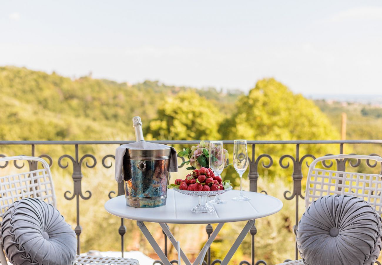Villa a Capannori - Villa Noa, Romantic 8 bedroom Luxury Farmhouse with Private Pool on the Lucca Hills Villa a Capannori - Villa Noa, Romantic 8 bedroom Luxury Farmhouse with Private Pool on the Lucca Hills