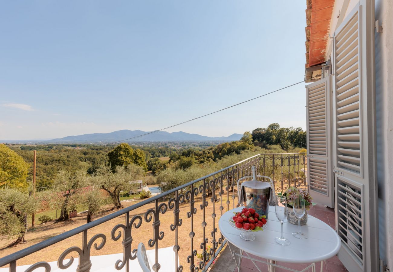 Villa a Capannori - Villa Noa, Romantic 8 bedroom Luxury Farmhouse with Private Pool on the Lucca Hills Villa a Capannori - Villa Noa, Romantic 8 bedroom Luxury Farmhouse with Private Pool on the Lucca Hills