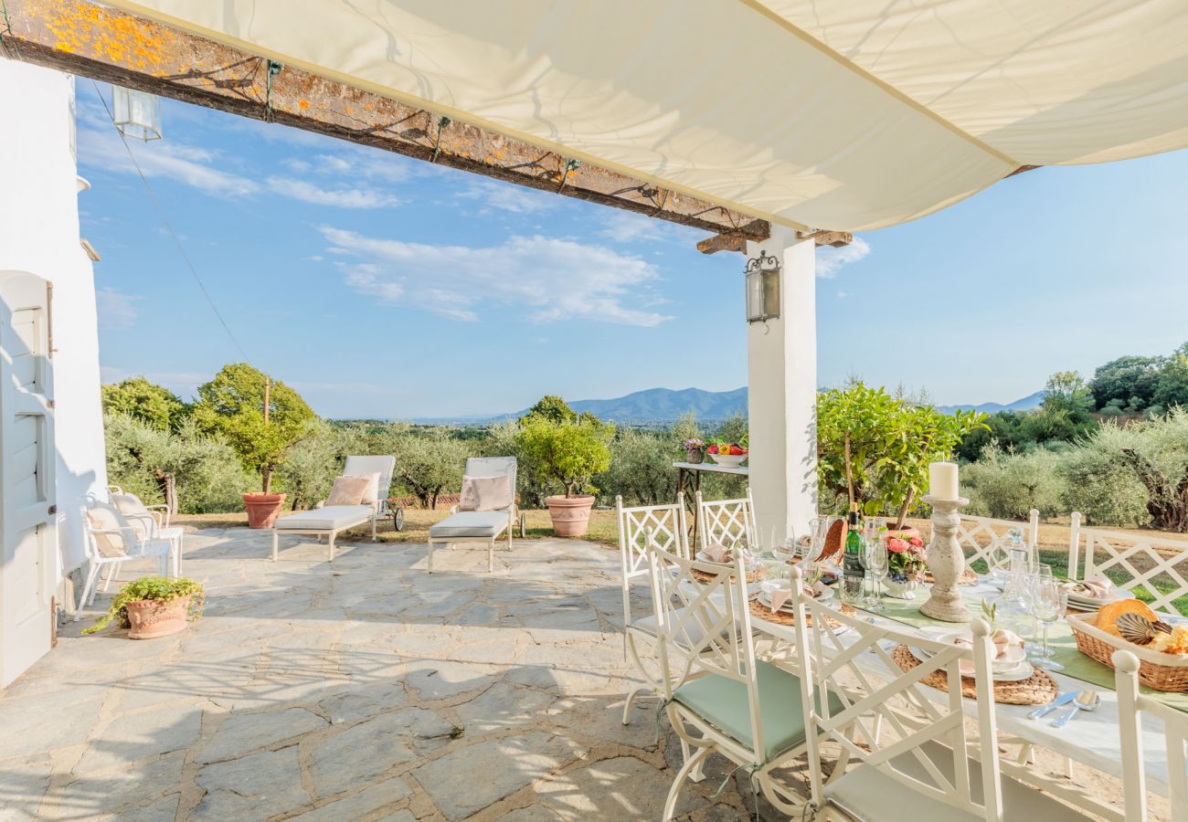 Villa a Capannori - Villa Noa, Romantic 8 bedroom Luxury Farmhouse with Private Pool on the Lucca Hills Villa a Capannori - Villa Noa, Romantic 8 bedroom Luxury Farmhouse with Private Pool on the Lucca Hills