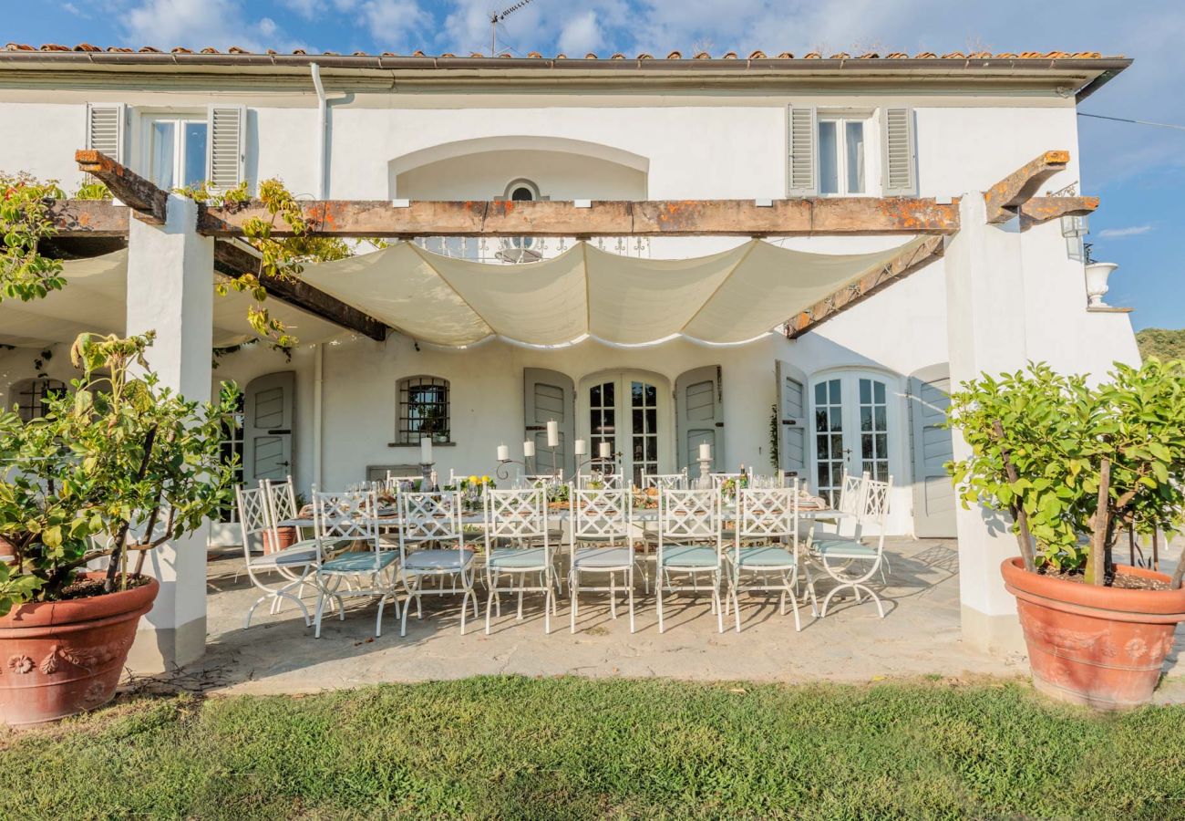 Villa a Capannori - Villa Noa, Romantic 8 bedroom Luxury Farmhouse with Private Pool on the Lucca Hills Villa a Capannori - Villa Noa, Romantic 8 bedroom Luxury Farmhouse with Private Pool on the Lucca Hills