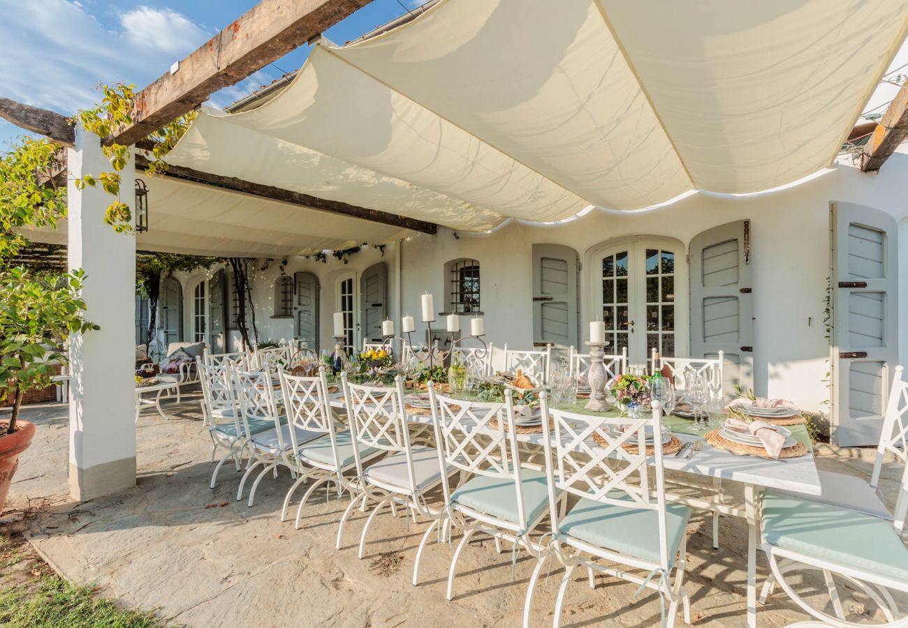 Villa a Capannori - Villa Noa, Romantic 8 bedroom Luxury Farmhouse with Private Pool on the Lucca Hills Villa a Capannori - Villa Noa, Romantic 8 bedroom Luxury Farmhouse with Private Pool on the Lucca Hills