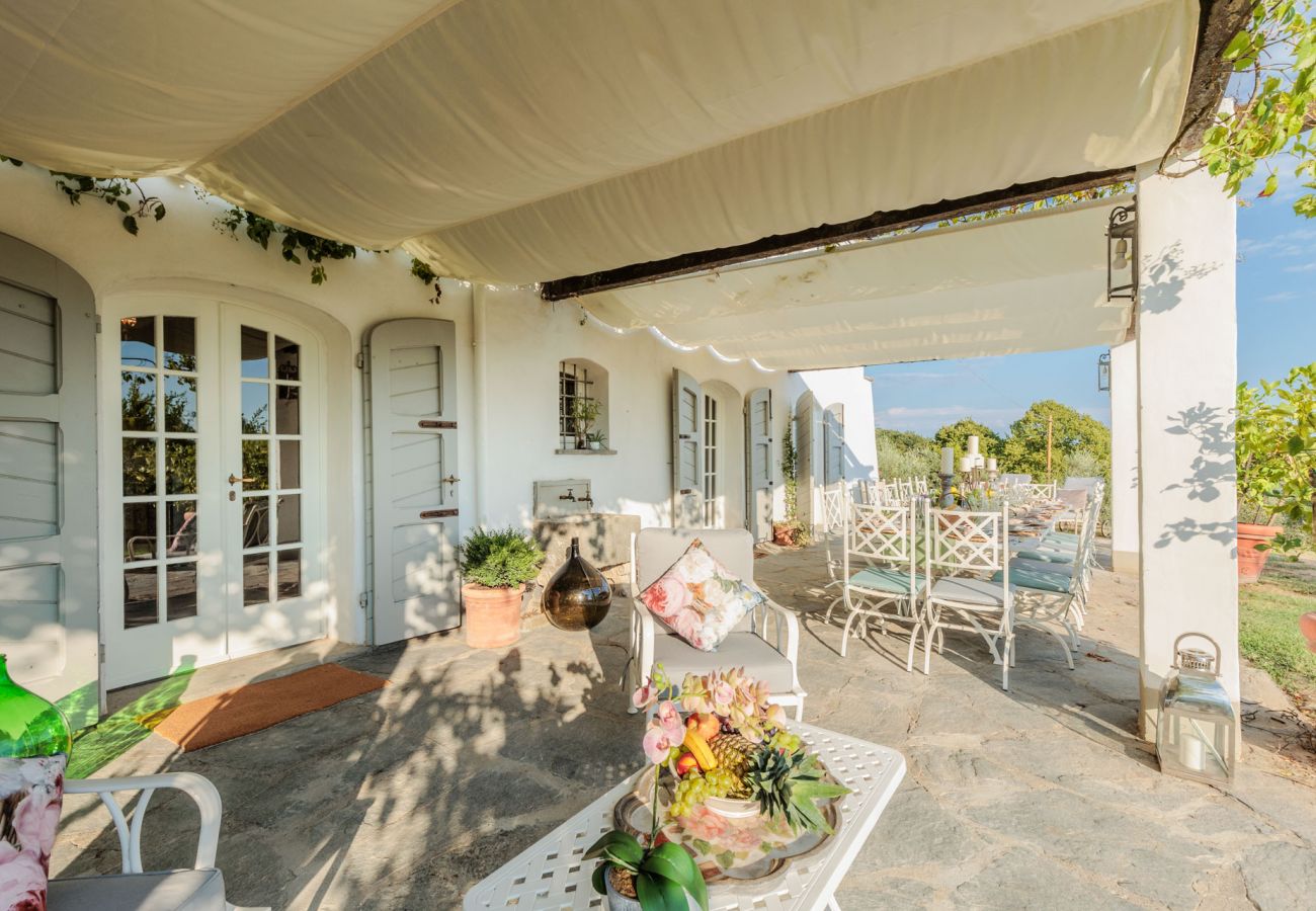 Villa a Capannori - Villa Noa, Romantic 8 bedroom Luxury Farmhouse with Private Pool on the Lucca Hills Villa a Capannori - Villa Noa, Romantic 8 bedroom Luxury Farmhouse with Private Pool on the Lucca Hills