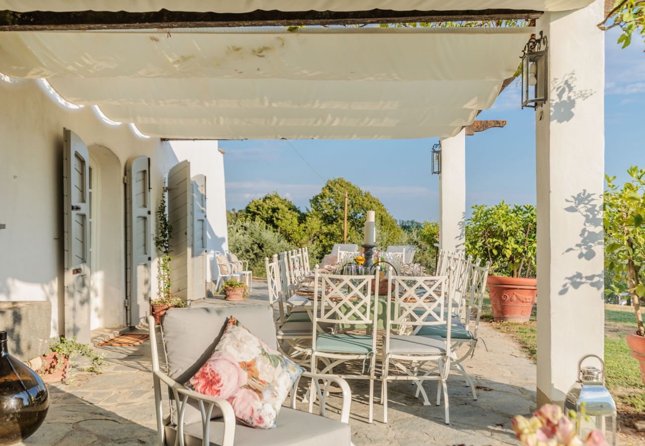 Villa a Capannori - Villa Noa, Romantic 8 bedroom Luxury Farmhouse with Private Pool on the Lucca Hills Villa a Capannori - Villa Noa, Romantic 8 bedroom Luxury Farmhouse with Private Pool on the Lucca Hills