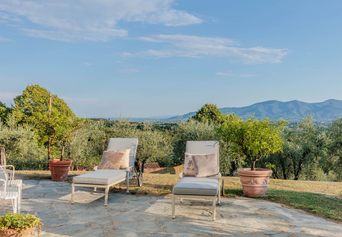 Villa a Capannori - Villa Noa, Romantic 8 bedroom Luxury Farmhouse with Private Pool on the Lucca Hills Villa a Capannori - Villa Noa, Romantic 8 bedroom Luxury Farmhouse with Private Pool on the Lucca Hills