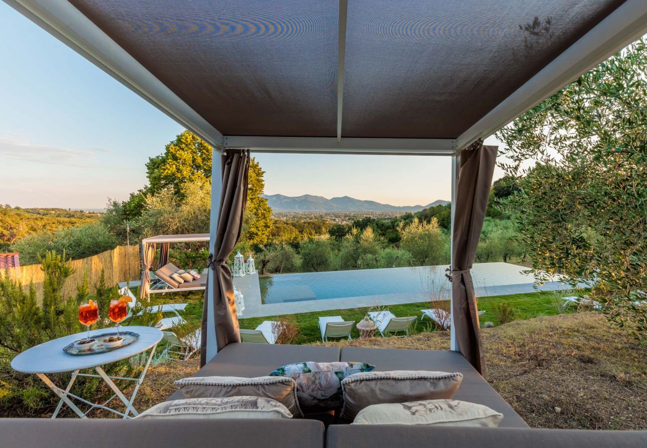 Villa a Capannori - Villa Noa, Romantic 8 bedroom Luxury Farmhouse with Private Pool on the Lucca Hills Villa a Capannori - Villa Noa, Romantic 8 bedroom Luxury Farmhouse with Private Pool on the Lucca Hills