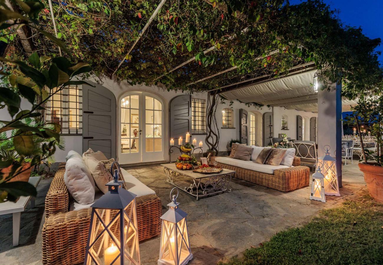 Villa a Capannori - Villa Noa, Romantic 8 bedroom Luxury Farmhouse with Private Pool on the Lucca Hills Villa a Capannori - Villa Noa, Romantic 8 bedroom Luxury Farmhouse with Private Pool on the Lucca Hills