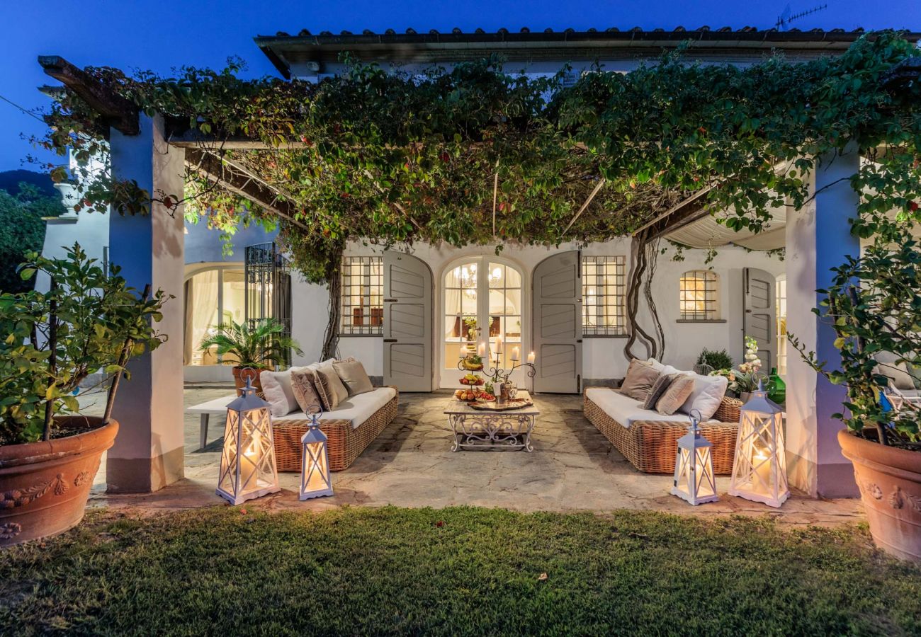 Villa a Capannori - Villa Noa, Romantic 8 bedroom Luxury Farmhouse with Private Pool on the Lucca Hills Villa a Capannori - Villa Noa, Romantic 8 bedroom Luxury Farmhouse with Private Pool on the Lucca Hills