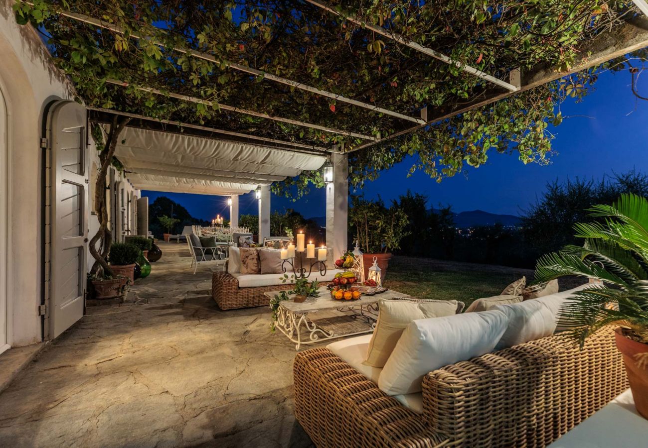 Villa a Capannori - Villa Noa, Romantic 8 bedroom Luxury Farmhouse with Private Pool on the Lucca Hills Villa a Capannori - Villa Noa, Romantic 8 bedroom Luxury Farmhouse with Private Pool on the Lucca Hills