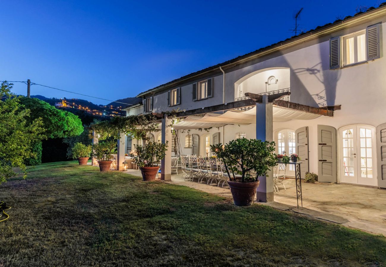 Villa a Capannori - Villa Noa, Romantic 8 bedroom Luxury Farmhouse with Private Pool on the Lucca Hills Villa a Capannori - Villa Noa, Romantic 8 bedroom Luxury Farmhouse with Private Pool on the Lucca Hills