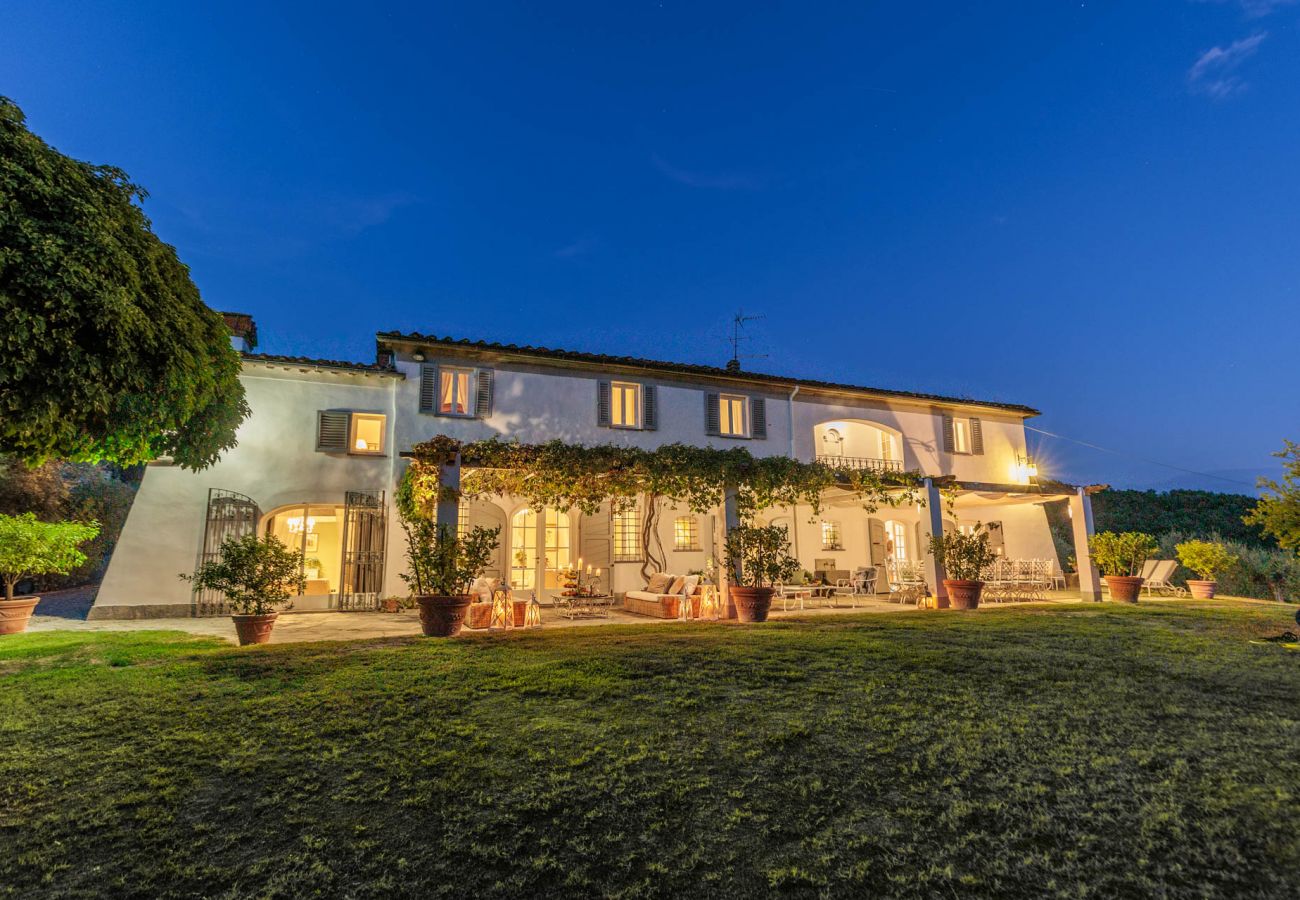 Villa a Capannori - Villa Noa, Romantic 8 bedroom Luxury Farmhouse with Private Pool on the Lucca Hills Villa a Capannori - Villa Noa, Romantic 8 bedroom Luxury Farmhouse with Private Pool on the Lucca Hills
