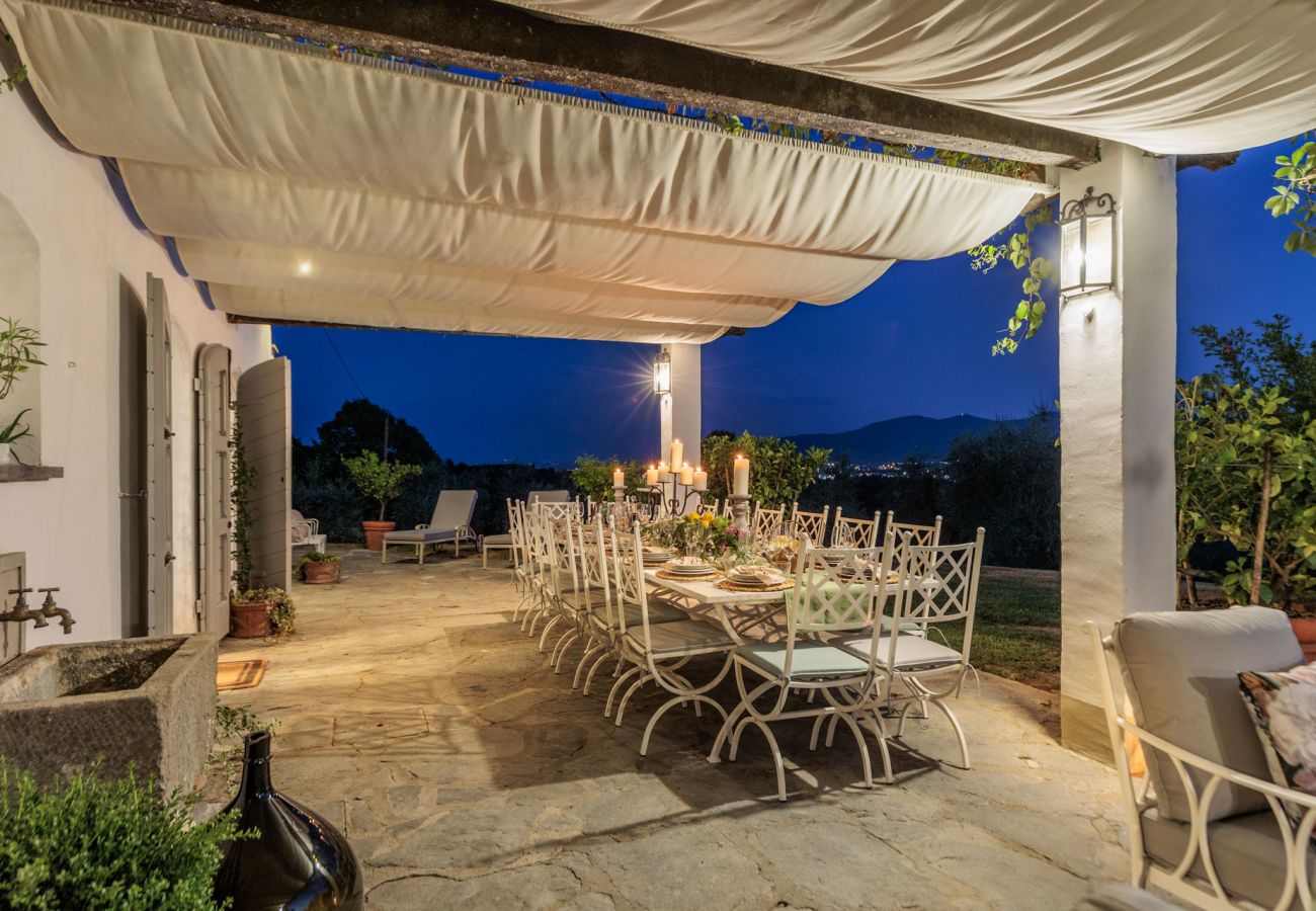 Villa a Capannori - Villa Noa, Romantic 8 bedroom Luxury Farmhouse with Private Pool on the Lucca Hills Villa a Capannori - Villa Noa, Romantic 8 bedroom Luxury Farmhouse with Private Pool on the Lucca Hills