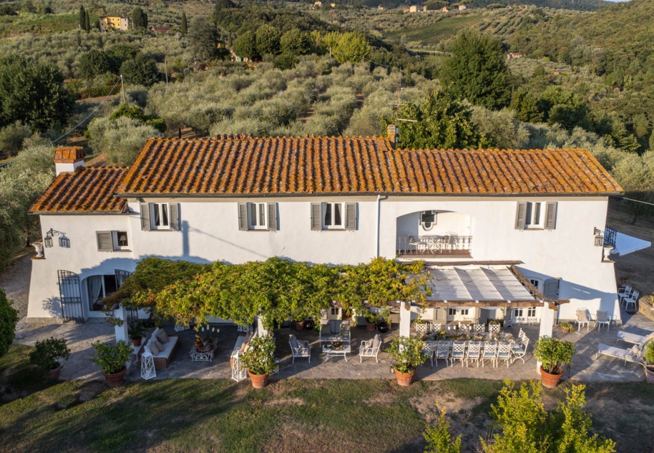 Villa a Capannori - Villa Noa, Romantic 8 bedroom Luxury Farmhouse with Private Pool on the Lucca Hills Villa a Capannori - Villa Noa, Romantic 8 bedroom Luxury Farmhouse with Private Pool on the Lucca Hills