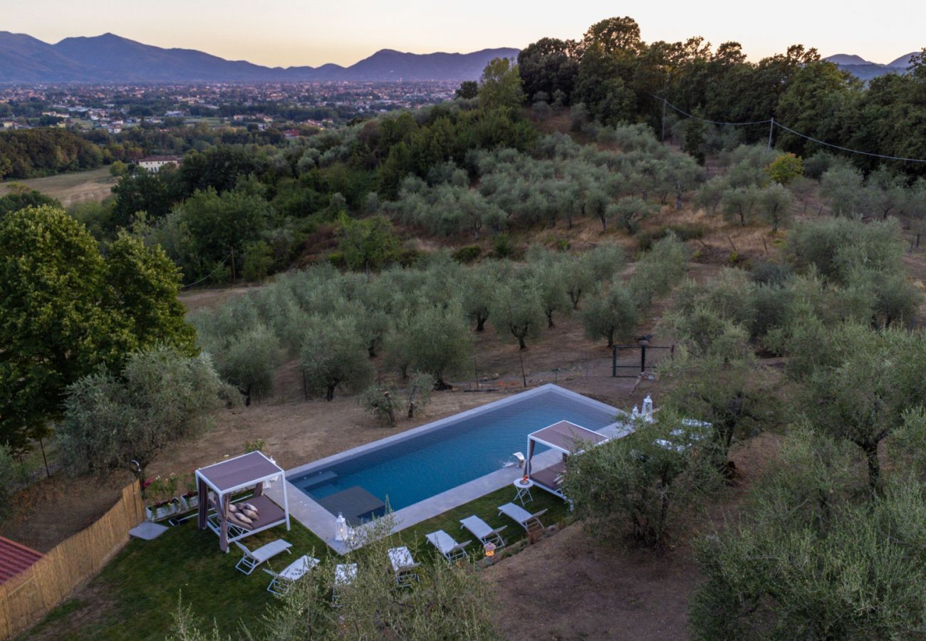 Villa a Capannori - Villa Noa, Romantic 8 bedroom Luxury Farmhouse with Private Pool on the Lucca Hills Villa a Capannori - Villa Noa, Romantic 8 bedroom Luxury Farmhouse with Private Pool on the Lucca Hills