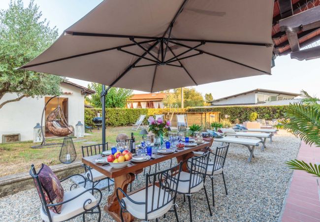 Villa a Monte San quirico - Villa Cesare, a Convenient 4 bedroom Villa with Pool close to Lucca Town Villa a Monte San quirico - Villa Cesare, a Convenient 4 bedroom Villa with Pool close to Lucca Town