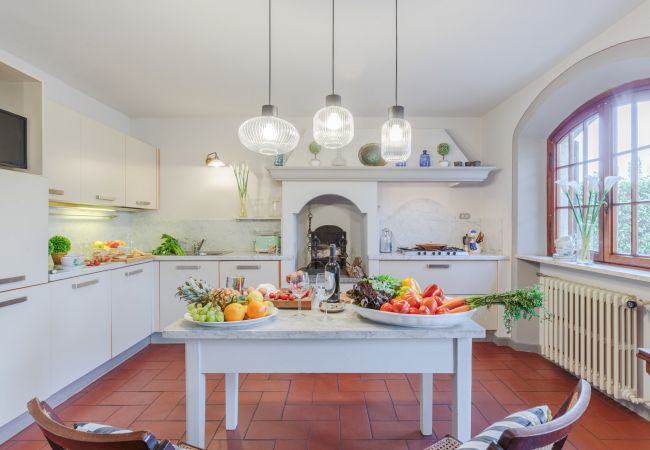 Villa a Monte San quirico - Villa Cesare, a Convenient 4 bedroom Villa with Pool close to Lucca Town Villa a Monte San quirico - Villa Cesare, a Convenient 4 bedroom Villa with Pool close to Lucca Town