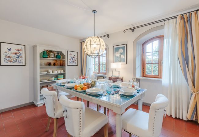 Villa a Monte San quirico - Villa Cesare, a Convenient 4 bedroom Villa with Pool close to Lucca Town Villa a Monte San quirico - Villa Cesare, a Convenient 4 bedroom Villa with Pool close to Lucca Town