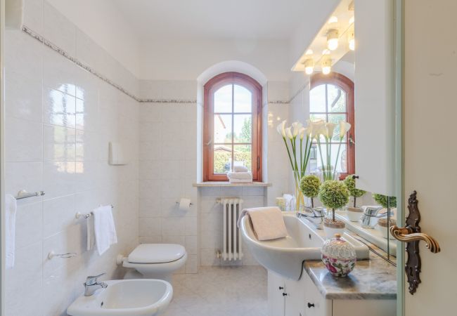 Villa a Monte San quirico - Villa Cesare, a Convenient 4 bedroom Villa with Pool close to Lucca Town Villa a Monte San quirico - Villa Cesare, a Convenient 4 bedroom Villa with Pool close to Lucca Town