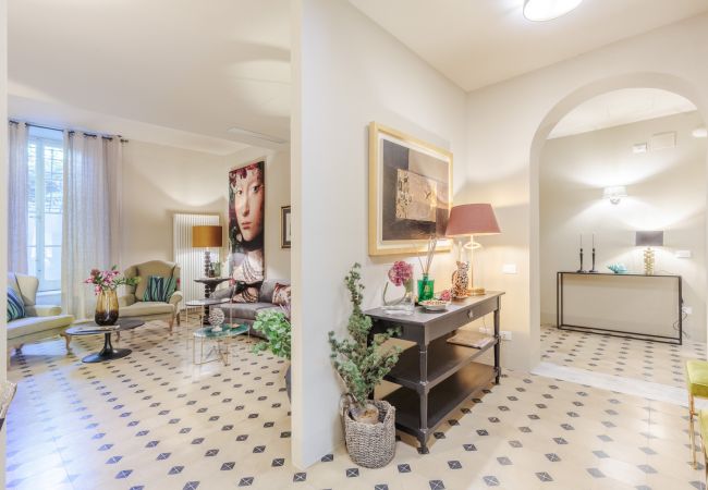 Appartamento a Lucca - Vissi D'Arte, a Luxury Ground Floor Apartment with Private Garden inside the Walls of Lucca Appartamento a Lucca - Vissi D'Arte, a Luxury Ground Floor Apartment with Private Garden inside the Walls of Lucca