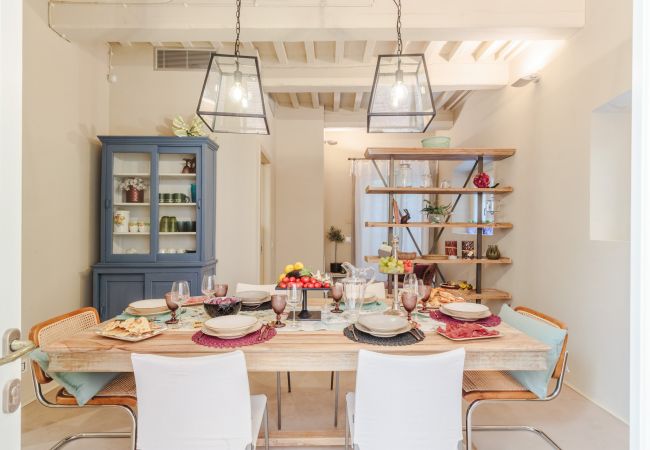 Appartamento a Lucca - Vissi D'Arte, a Luxury Ground Floor Apartment with Private Garden inside the Walls of Lucca Appartamento a Lucca - Vissi D'Arte, a Luxury Ground Floor Apartment with Private Garden inside the Walls of Lucca