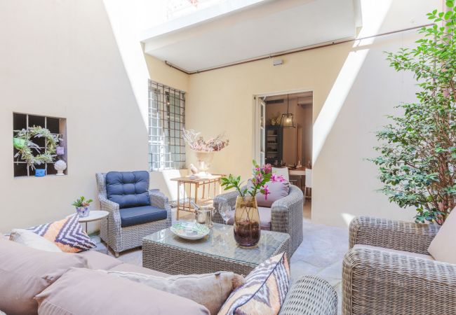 Appartamento a Lucca - Vissi D'Arte, a Luxury Ground Floor Apartment with Private Garden inside the Walls of Lucca Appartamento a Lucca - Vissi D'Arte, a Luxury Ground Floor Apartment with Private Garden inside the Walls of Lucca