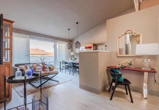 Appartamento a Lucca - Casa Marta, Luxury 2 Bedrooms Apartment with Terrace Inside the Walls of Lucca Appartamento a Lucca - Casa Marta, Luxury 2 Bedrooms Apartment with Terrace Inside the Walls of Lucca