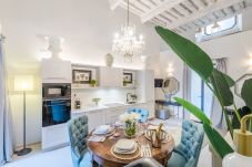 Appartamento a Lucca - A private outdoor, 2 Bedrooms and a Pool inside Lucca