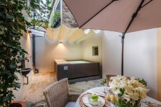 Appartamento a Lucca - A private outdoor, 2 Bedrooms and a Pool inside Lucca