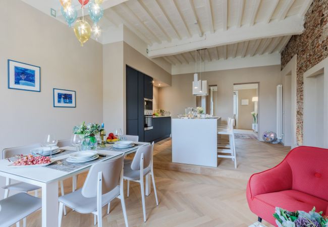 Appartamento a Lucca - Casa Pino 2 bedrooms 2 bathrooms contemporary apartment facing Piazza Anfiteatro Appartamento a Lucca - Casa Pino 2 bedrooms 2 bathrooms contemporary apartment facing Piazza Anfiteatro
