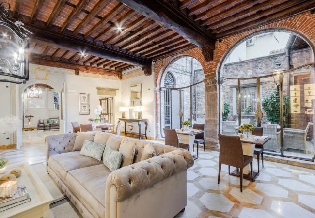 Appartamento a Lucca - The Lucca Heritage Retreat, a Spacious Home with Outdoor inside the Walls of Lucca Appartamento a Lucca - The Lucca Heritage Retreat, a Spacious Home with Outdoor inside the Walls of Lucca