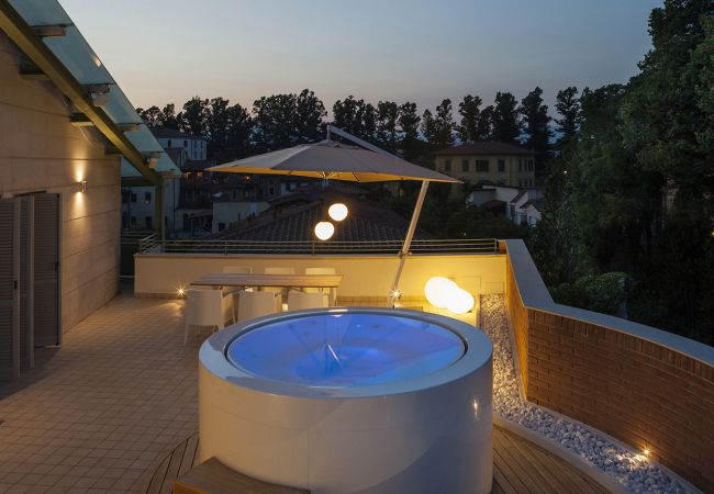 Appartamento a Lucca - Canticle Lucca Luxury Apartment with Elevator, Terrace, Parking and Jacuzzi Appartamento a Lucca - Canticle Lucca Luxury Apartment with Elevator, Terrace, Parking and Jacuzzi