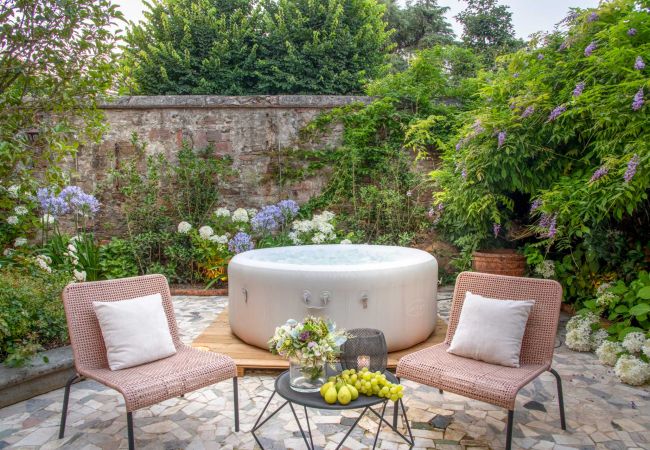 Appartamento a Lucca - Luxury Home, Private Garden and Jacuzzi inside Lucca Appartamento a Lucca - Luxury Home, Private Garden and Jacuzzi inside Lucca