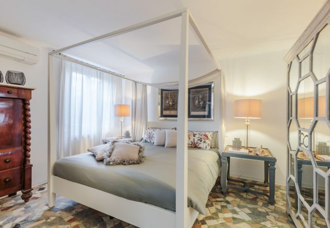 Appartamento a Lucca - Luxury Home, Private Garden and Jacuzzi inside Lucca Appartamento a Lucca - Luxury Home, Private Garden and Jacuzzi inside Lucca