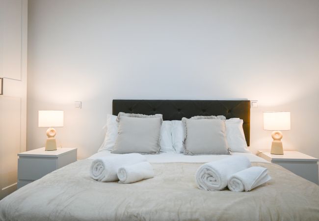 a Madrid -  Amplio Apartamento con Balcón en Calle Santa Engracia, Chamberí  