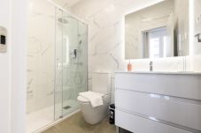 Appartamento a Madrid - Elegancia y Funcionalidad en San Bernardo: Piso con Baños en Suite