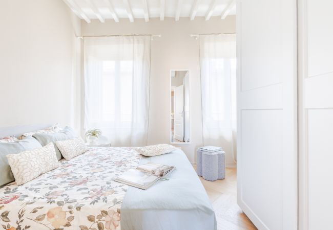 Appartamento a Lucca - The White Lotus Penthouse, Modern Flat with Elevator Appartamento a Lucca - The White Lotus Penthouse, Modern Flat with Elevator