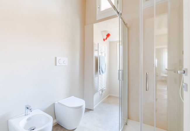 Appartamento a Lucca - The White Lotus Penthouse, Modern Flat with Elevator Appartamento a Lucca - The White Lotus Penthouse, Modern Flat with Elevator