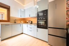 Appartamento a Madrid - Dúplex Moderno con 2 Dormitorios, Cocina Equipada – Confort y Estilo