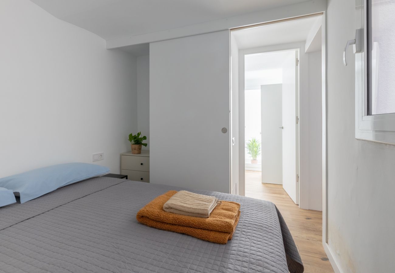 Apartment in Barcelona - Renovated 2 bedrooms flat in central Gracia Apartment in Barcelona - Renovated 2 bedrooms flat in central Gracia