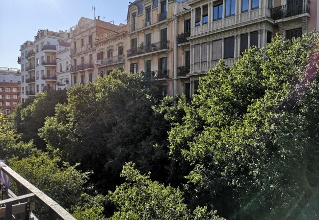 Apartamento em Barcelona - CALABRIA, apartamento amplo e confortável, ideal para famílias ou grupos em Eixample, centro de Barcelona. Apartamento em Barcelona - CALABRIA, apartamento amplo e confortável, ideal para famílias ou grupos em Eixample, centro de Barcelona.