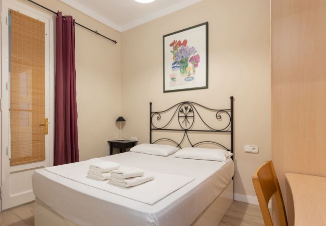 Apartamento em Barcelona - CALABRIA, apartamento amplo e confortável, ideal para famílias ou grupos em Eixample, centro de Barcelona. Apartamento em Barcelona - CALABRIA, apartamento amplo e confortável, ideal para famílias ou grupos em Eixample, centro de Barcelona.