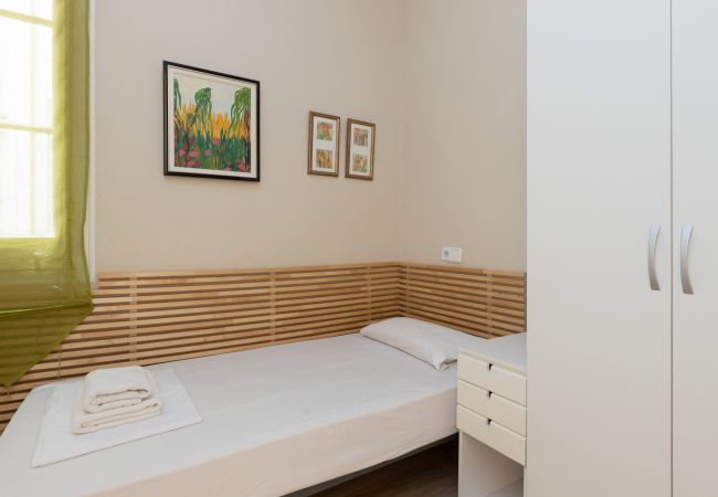 Apartamento em Barcelona - CALABRIA, apartamento amplo e confortável, ideal para famílias ou grupos em Eixample, centro de Barcelona. Apartamento em Barcelona - CALABRIA, apartamento amplo e confortável, ideal para famílias ou grupos em Eixample, centro de Barcelona.