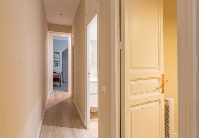 Apartamento em Barcelona - CALABRIA, apartamento amplo e confortável, ideal para famílias ou grupos em Eixample, centro de Barcelona. Apartamento em Barcelona - CALABRIA, apartamento amplo e confortável, ideal para famílias ou grupos em Eixample, centro de Barcelona.