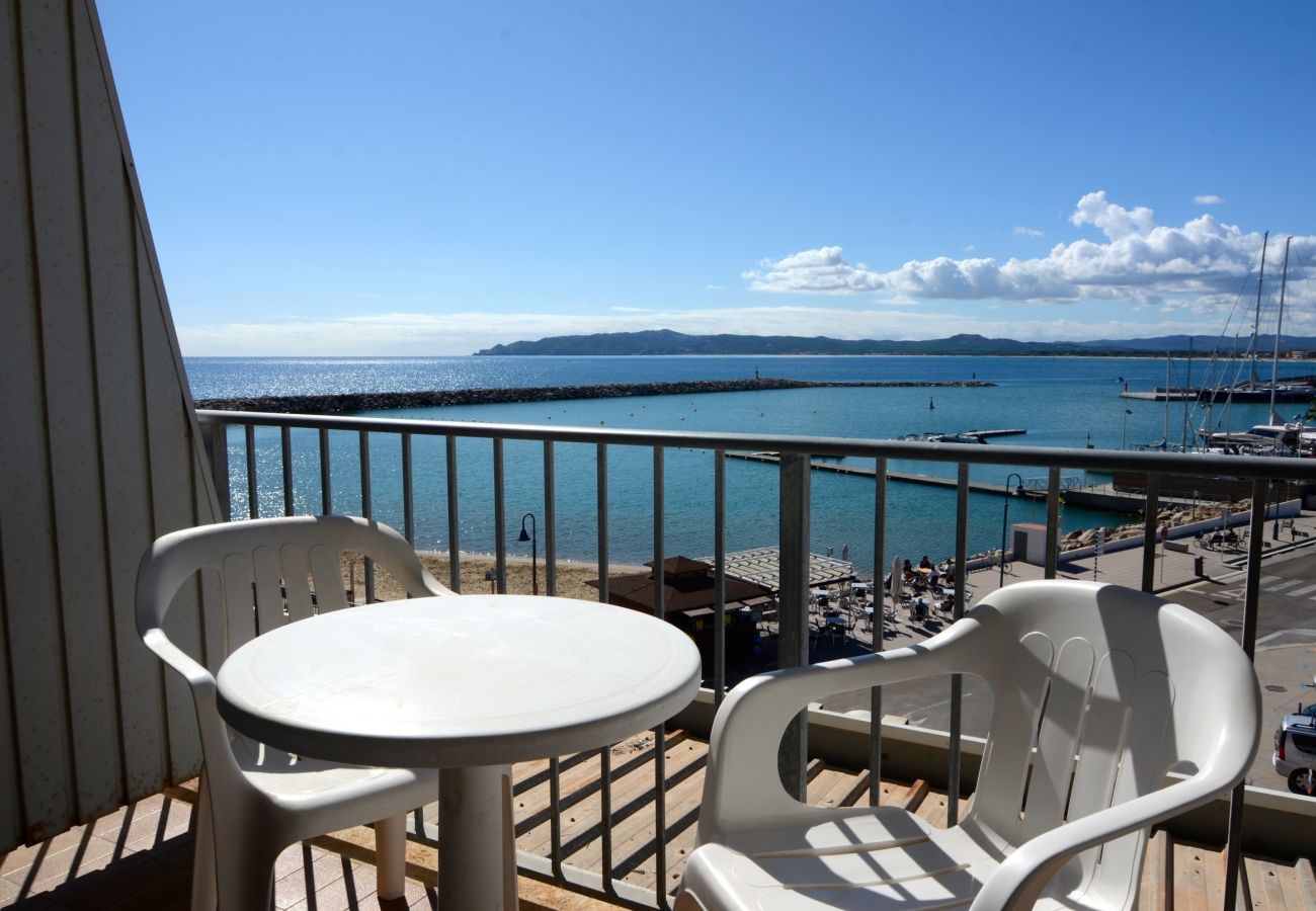 Estúdio em Estartit - NAUTIC ESTUDI BX-3 Estúdio em Estartit - NAUTIC ESTUDI BX-3