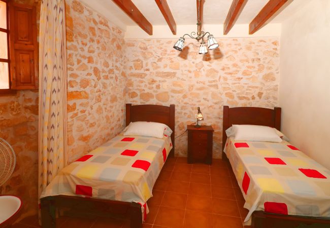 Fazenda em Es Llombards - Can Cova 413 finca rústica con piscina privada, terraza, aire acondicionado y WiFi Fazenda em Es Llombards - Can Cova 413 finca rústica con piscina privada, terraza, aire acondicionado y WiFi