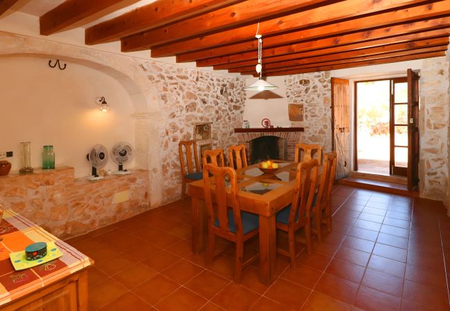 Fazenda em Es Llombards - Can Cova 413 finca rústica con piscina privada, terraza, aire acondicionado y WiFi Fazenda em Es Llombards - Can Cova 413 finca rústica con piscina privada, terraza, aire acondicionado y WiFi